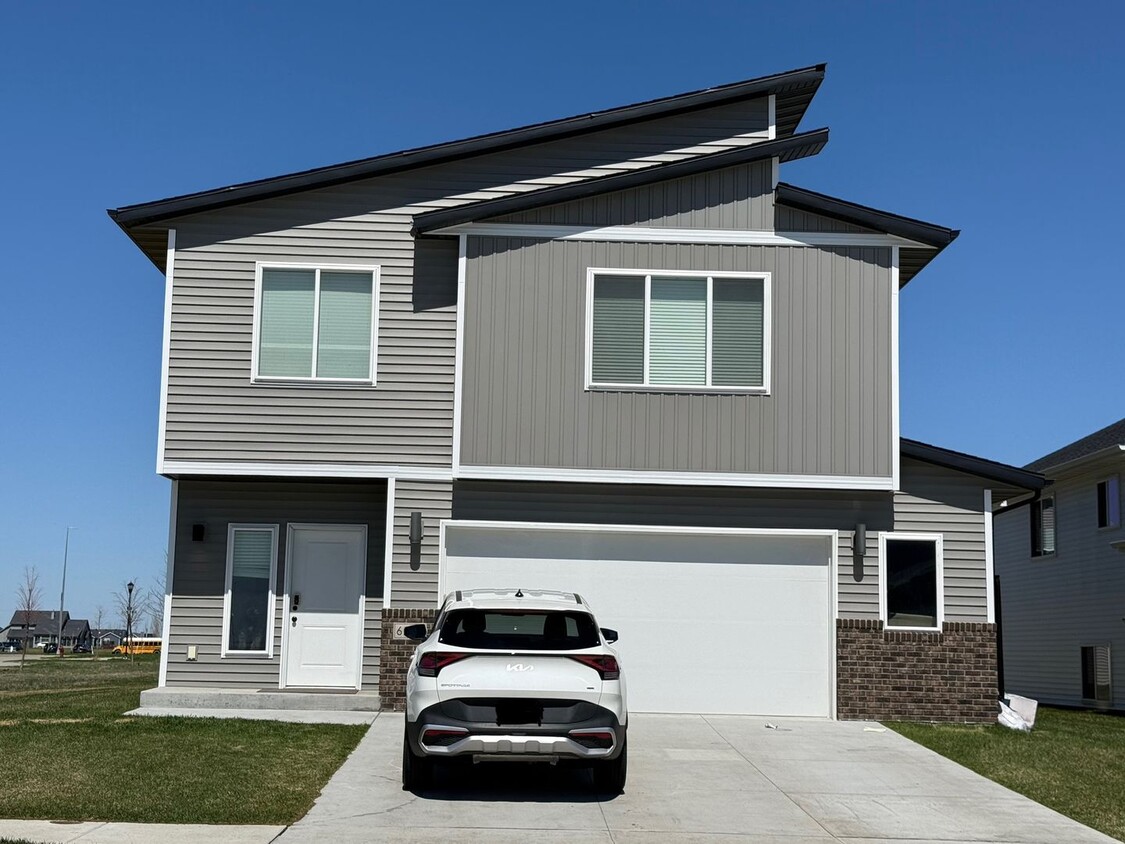 Primary Photo - 4-bedroom, 3-bathroom Horace Single-Family...