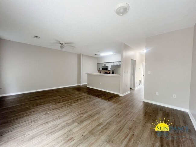 Foto del edificio - Beautiful 3 Bedroom 2-Story Unit in Navarre!