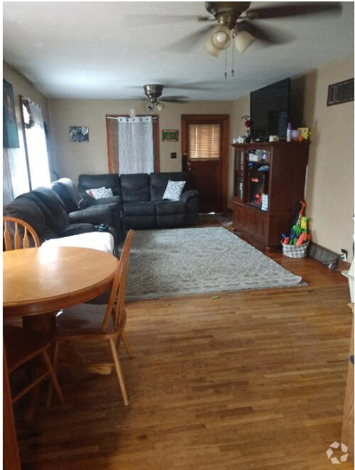 Apartments with Garages in Gypsum, KS 1 Rentals