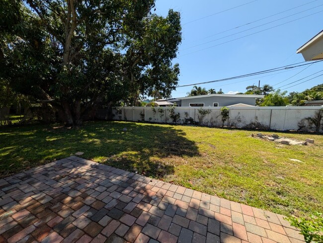 Building Photo - 180 Penn Way