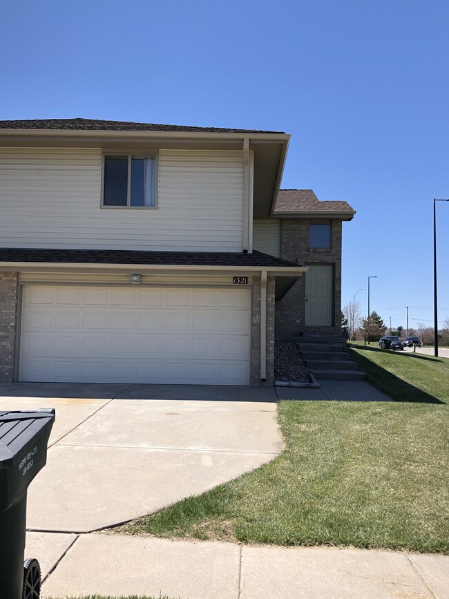 Front - 8415 Eagle Crest Rd