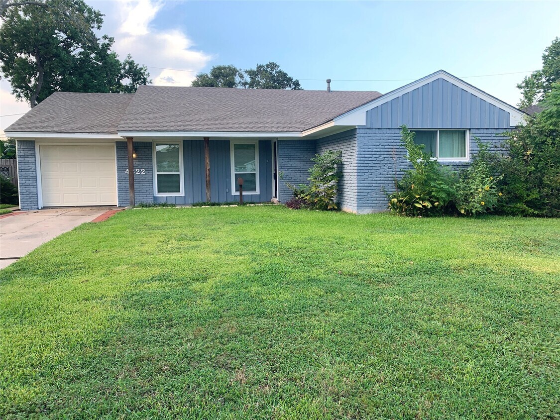 Primary Photo - 4322 Kingfisher Dr