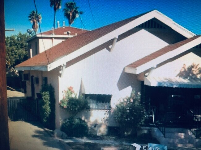 Foto del edificio - 3059 E 5th St