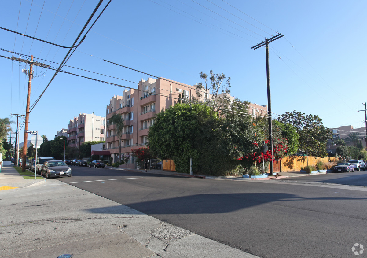 Foto del edificio - 1210 N Las Palmas Ave