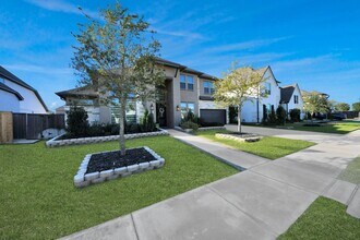 Building Photo - 10719 Klaria Cres Ct