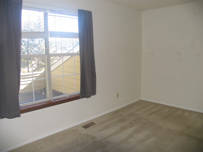 Building Photo - 2228 Palm Dr