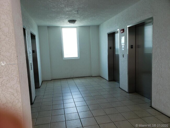 Foto del edificio - 14951 Royal Oaks Ln