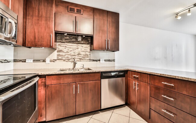 Building Photo - 1212 N La Salle Dr