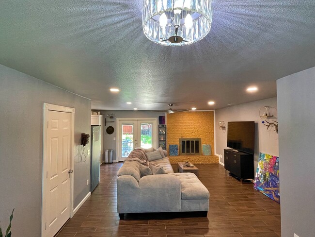 Foto del edificio - 8626 Charing Cross Ln
