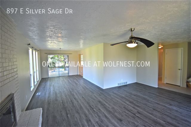 Foto del edificio - Gorgeous 5 Bedroom Sandy Home! No Deposit ...