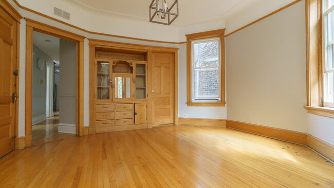 Building Photo - 3817 N Wilton Ave