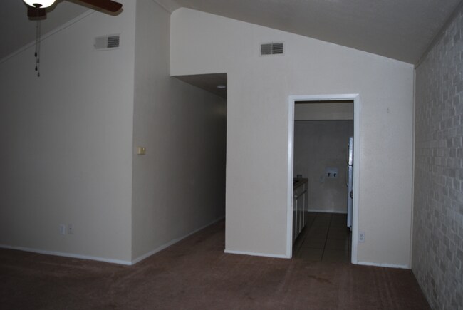 Building Photo - 1112 N Sam Rayburn Fwy
