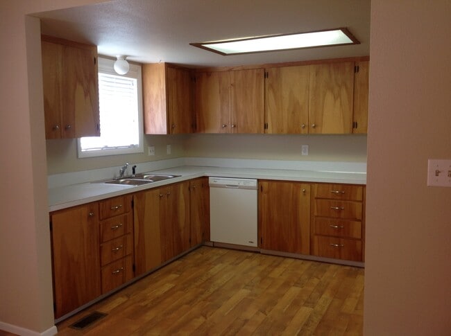 Building Photo - Meridian Manor 3 bedroom/1.5 home with newer carpet and paint!