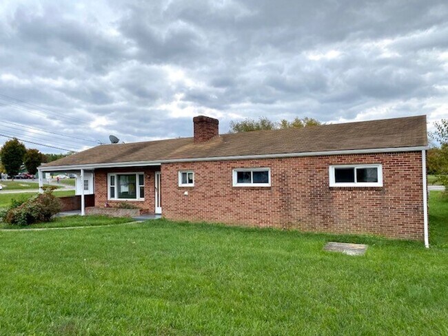 Foto del edificio - ONE LEVEL Single Family Home Close To Interstates!