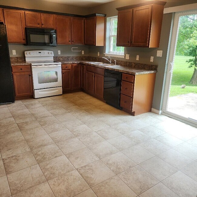 Building Photo - 3-bedroom, 2.5-bathroom town-house located...