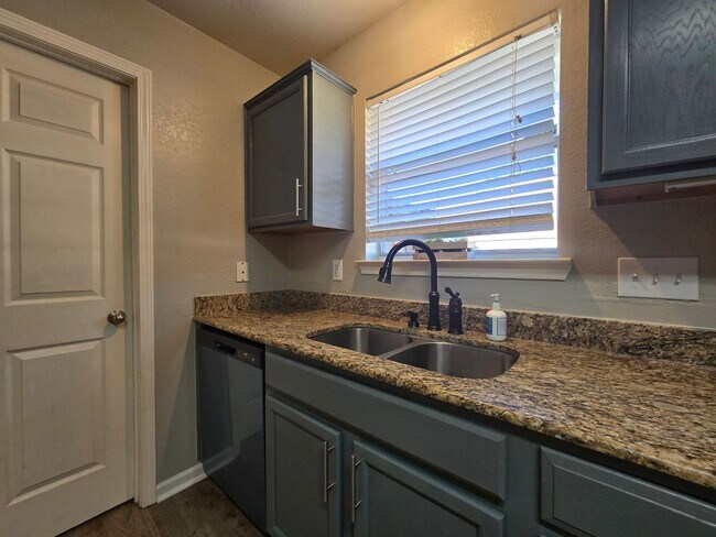 Foto del edificio - AVAILABLE NOW!