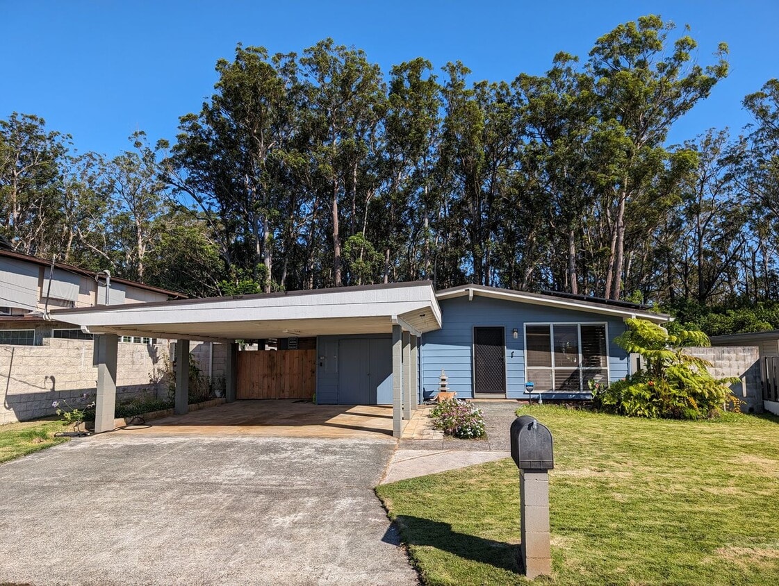 Country living in the City - Huge bonus room, entertainment deck, covered lanai and lots of storage. - Country living in the City - Huge bonus room, entertainment deck, covered lanai and lots of storage.