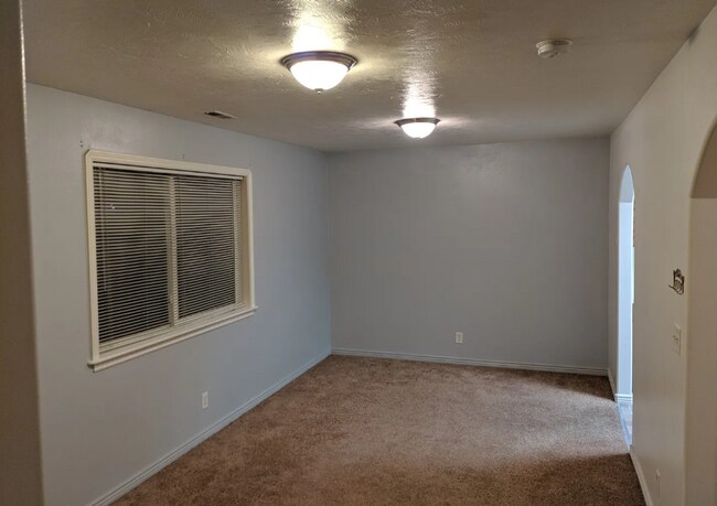 Foto del edificio - 2 Bed 1 Bath Apartment at Delmar Condominiums in Sugar City!