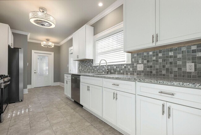 Foto del edificio - 2144 Lakeside Dr