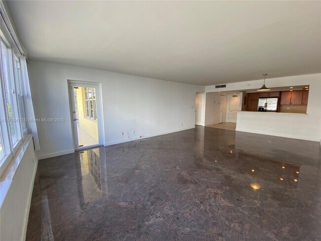 Foto del edificio - 5600 Collins Ave