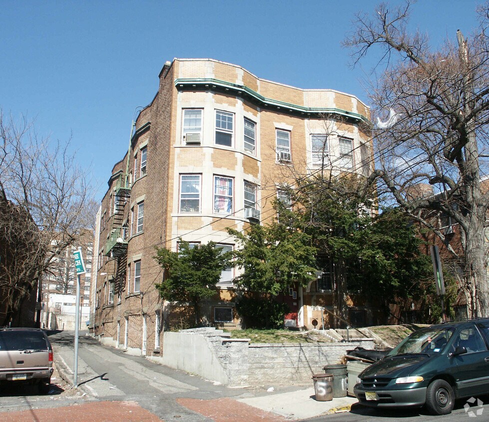 Primary Photo - 13-15 Myrtle Ave