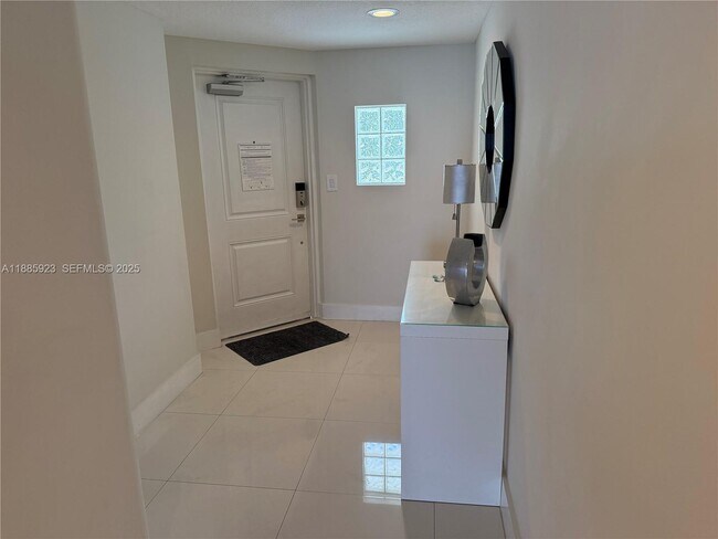 Foto del edificio - 17050 N Bay Rd