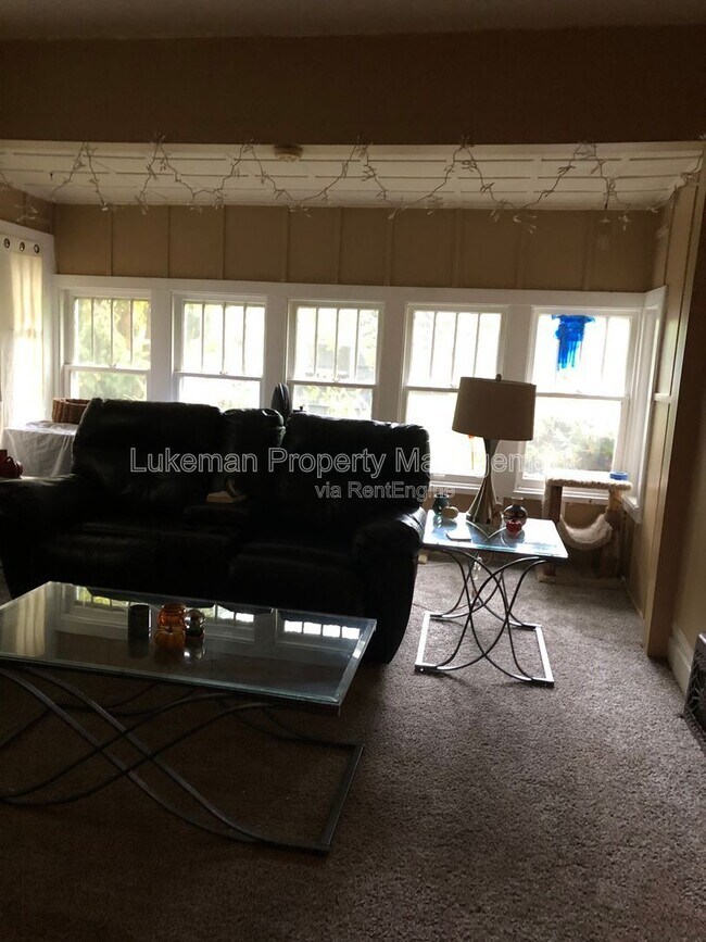 Building Photo - 720 Village St