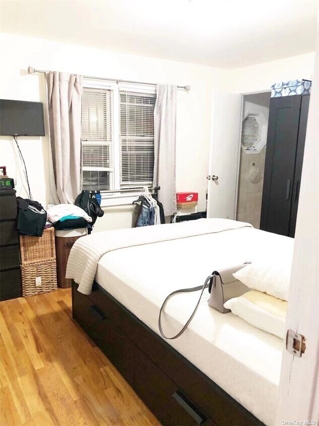 Foto del edificio - 215-40 23rd Ave