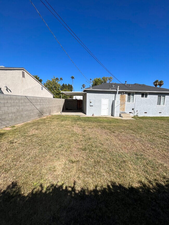 Building Photo - 7400 Midfield Ave