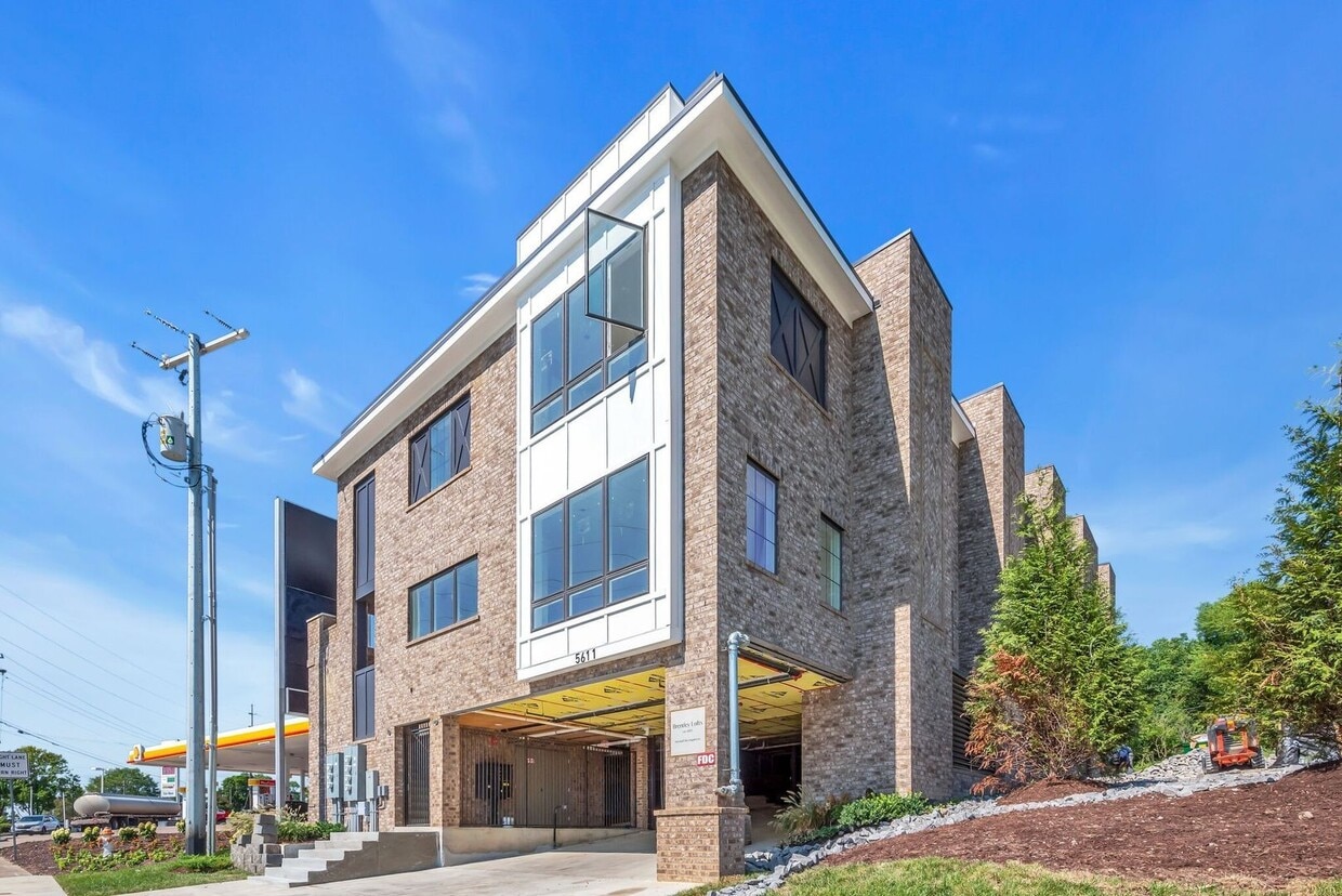 Beautiful 2BR/2BA top-floor end unit! - Beautiful 2BR/2BA top-floor end unit!