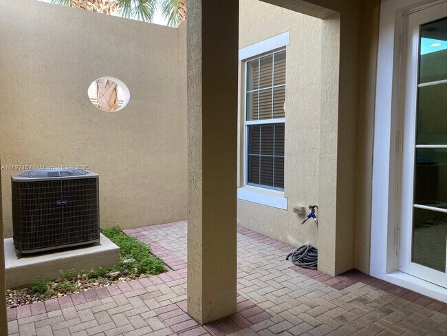 Foto del edificio - 14664 SW 14th St