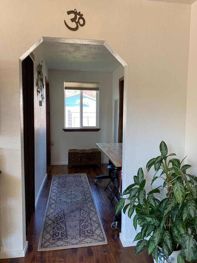 Pasillo y segunda zona de trabajo - 616 Emerson St SW