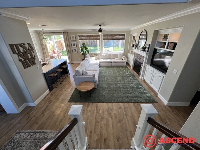 Building Photo - Darling Home in Olive Dr Area!