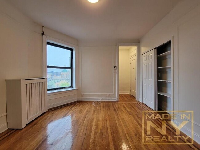 Foto del edificio - 1 bedroom in ASTORIA NY 11106