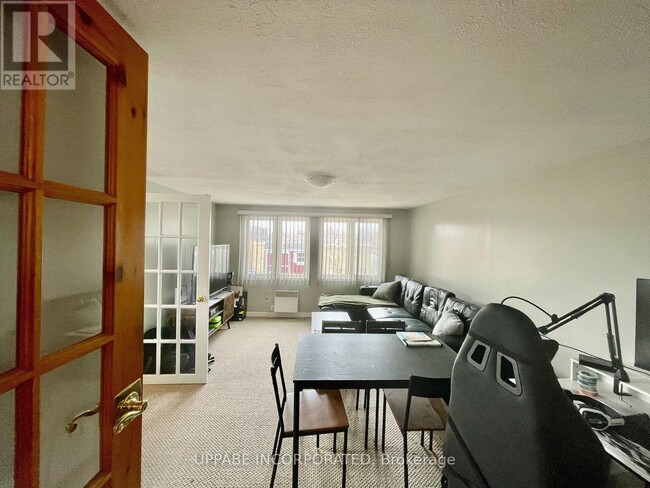 Building Photo - 704 Claude St