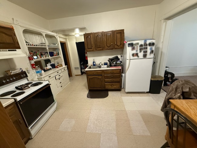 Building Photo - 3 Bed 1 Bath close to UWEC and downtown! A...