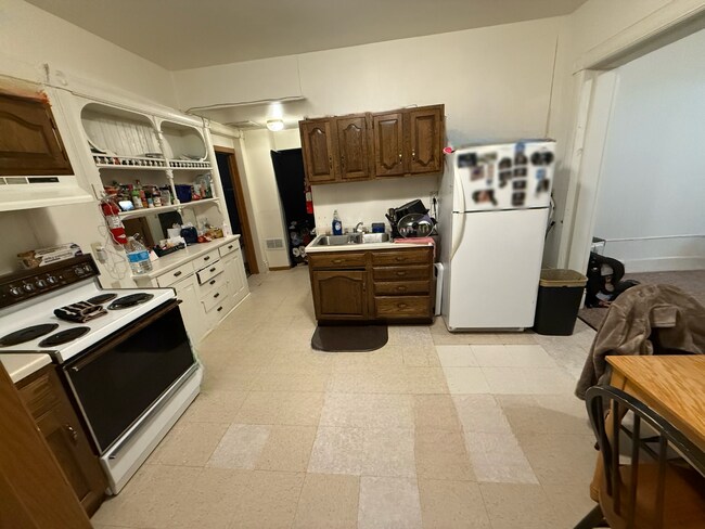 Foto del edificio - 3 Bed 1 Bath close to UWEC and downtown! Available June 1st