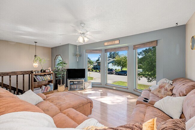 Building Photo - Spacious and Updated East Valley Split Lev...