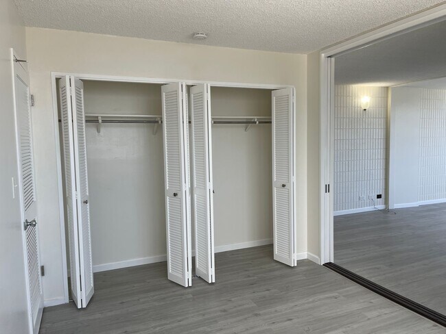 Building Photo - Picturesque Punahou Apartment