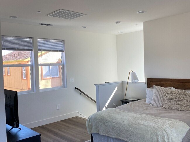 Building Photo - Brand New Studio in Santa Rosa