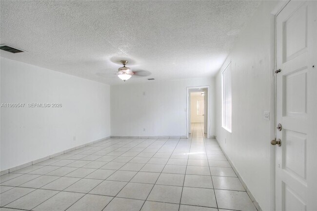 Foto del edificio - 3001 NW 102nd St