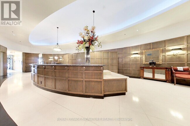 Photo du bâtiment - 102 Bloor St W