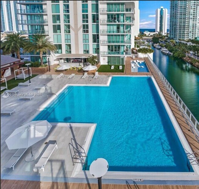 Foto del edificio - 330 Sunny Isles Blvd