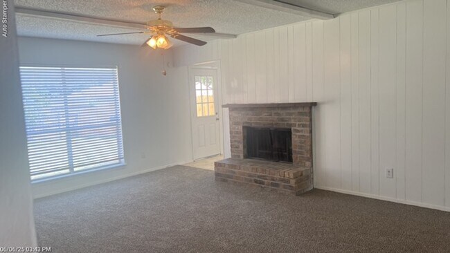 Foto del edificio - 7221 W Cleburne Rd