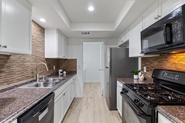 Building Photo - 7811 Croftwood Dr