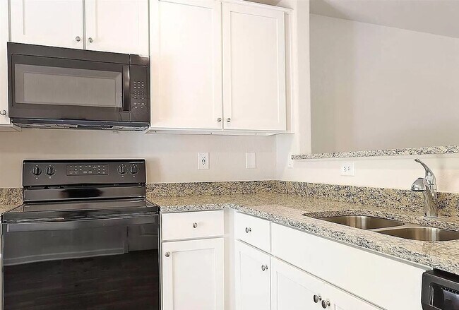 Foto del edificio - Newer Townhome for Lease – 2 Primary Suites + Open Layout