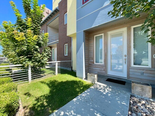 Building Photo - Gorgeous Townhome in South Jordan!