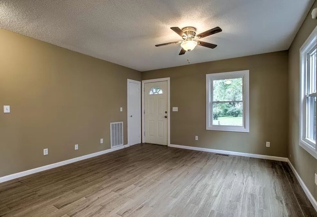 Building Photo - 2 bedroom 1 bath Cute house