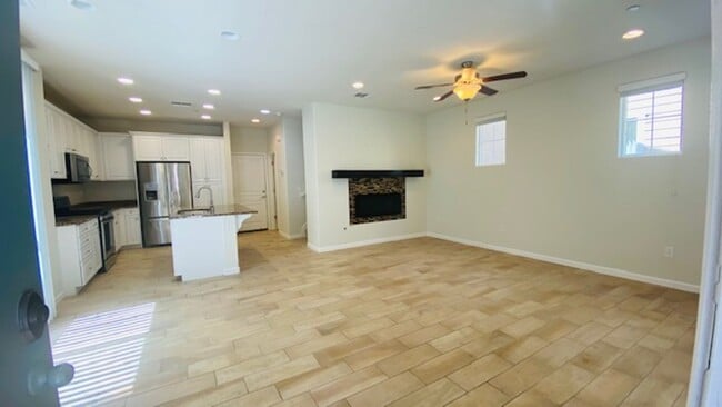 Foto del edificio - Charming Tri-Level, 3BD/3.5BA + Loft SFR i...