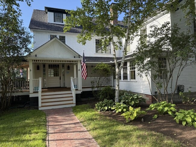 Building Photo - 15 Lake Ave